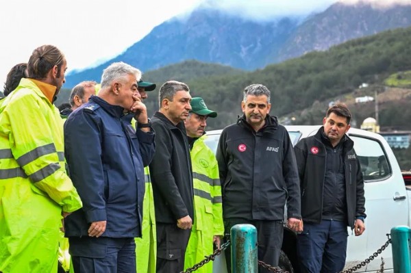 Antalya'da Sel Alarmı! Kuvvetli Yağışlar Hayatı Felç Etti